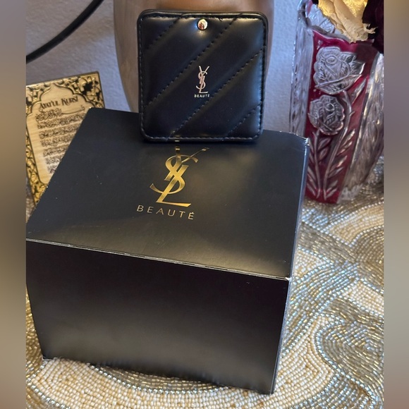 Yves Saint Laurent - Picture 4 of 10